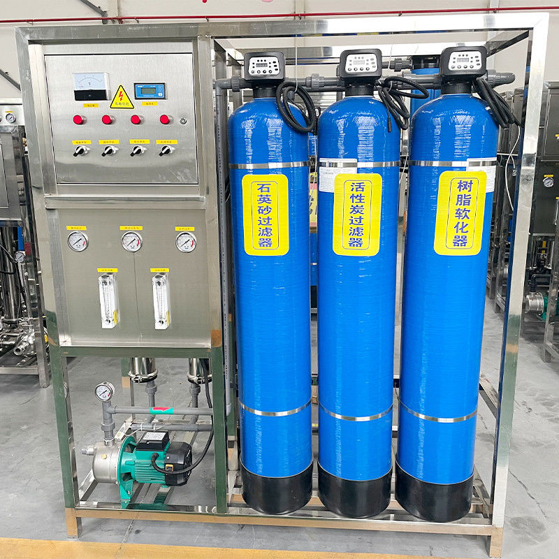 Εγκατάσταση αντίστροφης όσμωσης FRP 500L για την επεξεργασία καθαρού νερού σε δεξαμενή από ανοξείδωτο χάλυβα