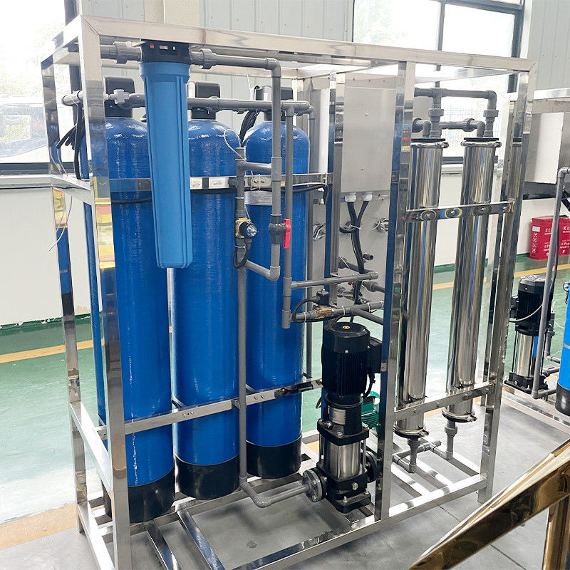 Εγκατάσταση αντίστροφης όσμωσης FRP 500L για την επεξεργασία καθαρού νερού σε δεξαμενή από ανοξείδωτο χάλυβα