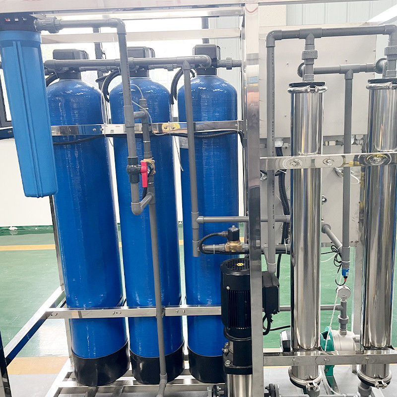 Εγκατάσταση αντίστροφης όσμωσης FRP 500L για την επεξεργασία καθαρού νερού σε δεξαμενή από ανοξείδωτο χάλυβα