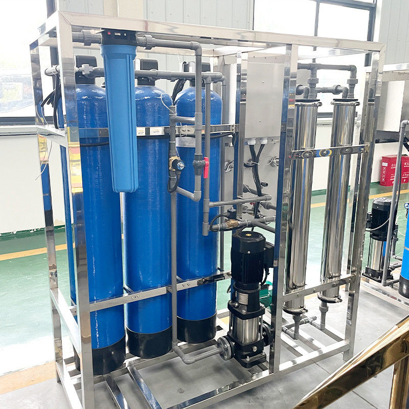 Εγκατάσταση αντίστροφης όσμωσης FRP 500L για την επεξεργασία καθαρού νερού σε δεξαμενή από ανοξείδωτο χάλυβα