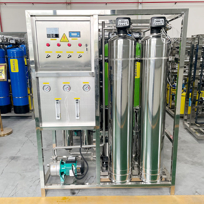 Εγκατάσταση αντίστροφης όσμωσης FRP 500L για την επεξεργασία καθαρού νερού σε δεξαμενή από ανοξείδωτο χάλυβα