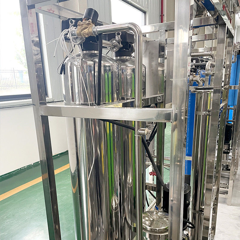 Εγκατάσταση αντίστροφης όσμωσης FRP 500L για την επεξεργασία καθαρού νερού σε δεξαμενή από ανοξείδωτο χάλυβα